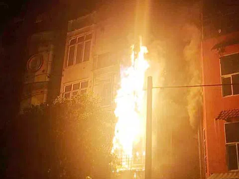 Hà Nội: Quán Karaoke 5 tầng bốc cháy dữ dội trong đêm